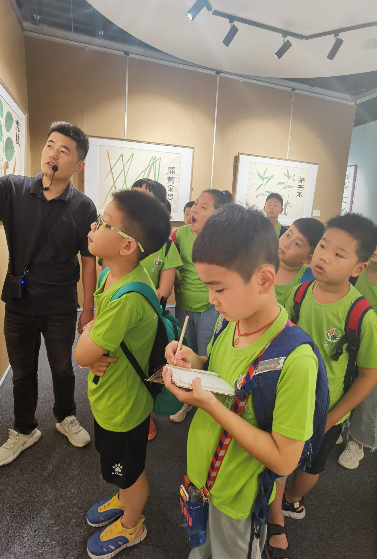 【博学广志】识医药，品文化，乐传承——“岐黄校园行”中医药文化游学夏令营顺利开营_html_5781623f.jpg