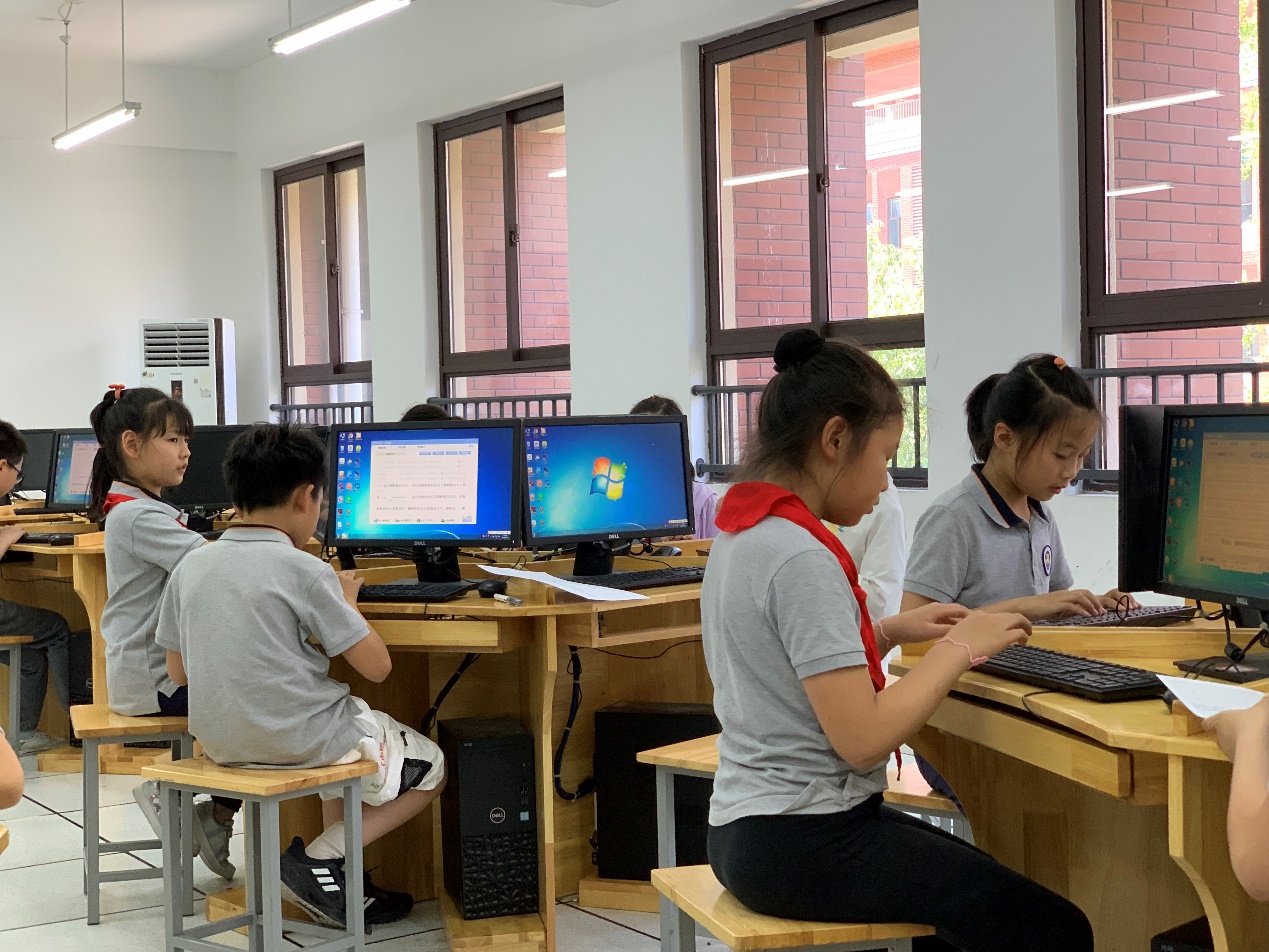 【湖畔光影】指尖飞扬，运指如飞——记金陵小学（仙林湖校区）第三届科技活动周之打字比赛_html_m3d77cca0.jpg