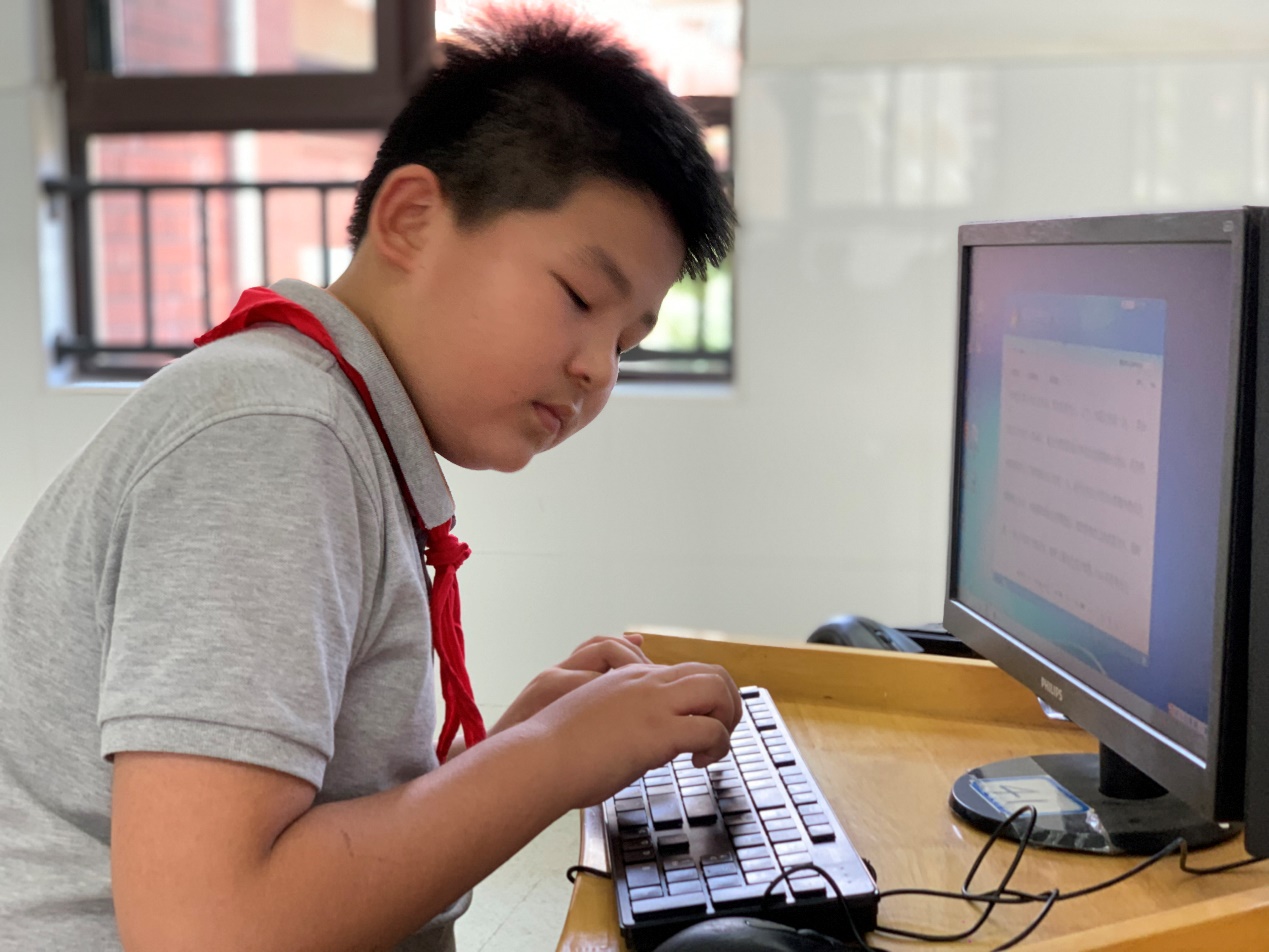 【湖畔光影】指尖飞扬，运指如飞——记金陵小学（仙林湖校区）第三届科技活动周之打字比赛_html_21b1d582.jpg