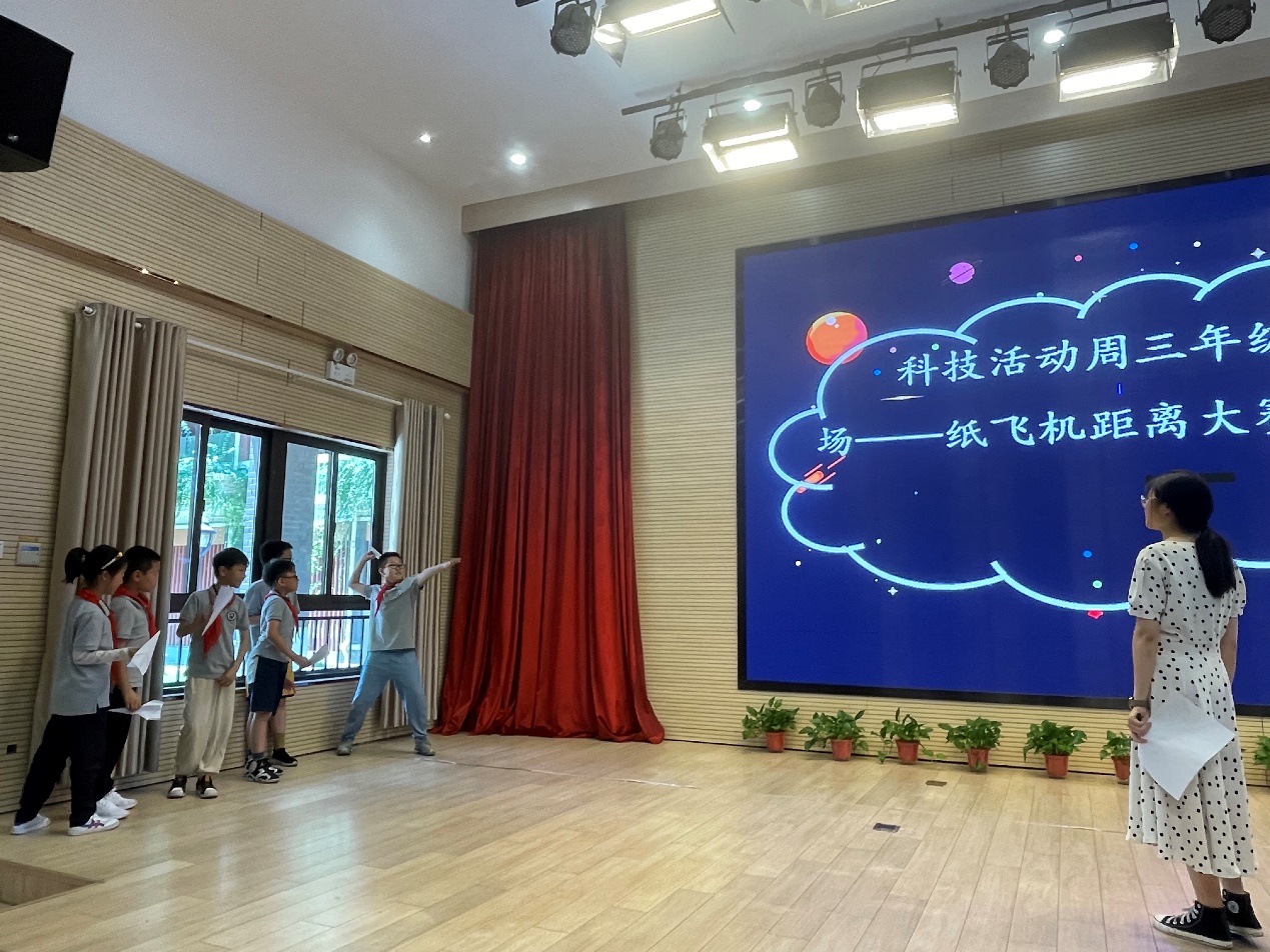 【湖畔光影】小小纸飞机，放飞科学梦—记金陵小学（仙林湖校区）之科技活动周三年级专场_html_m636ca0bd.jpg