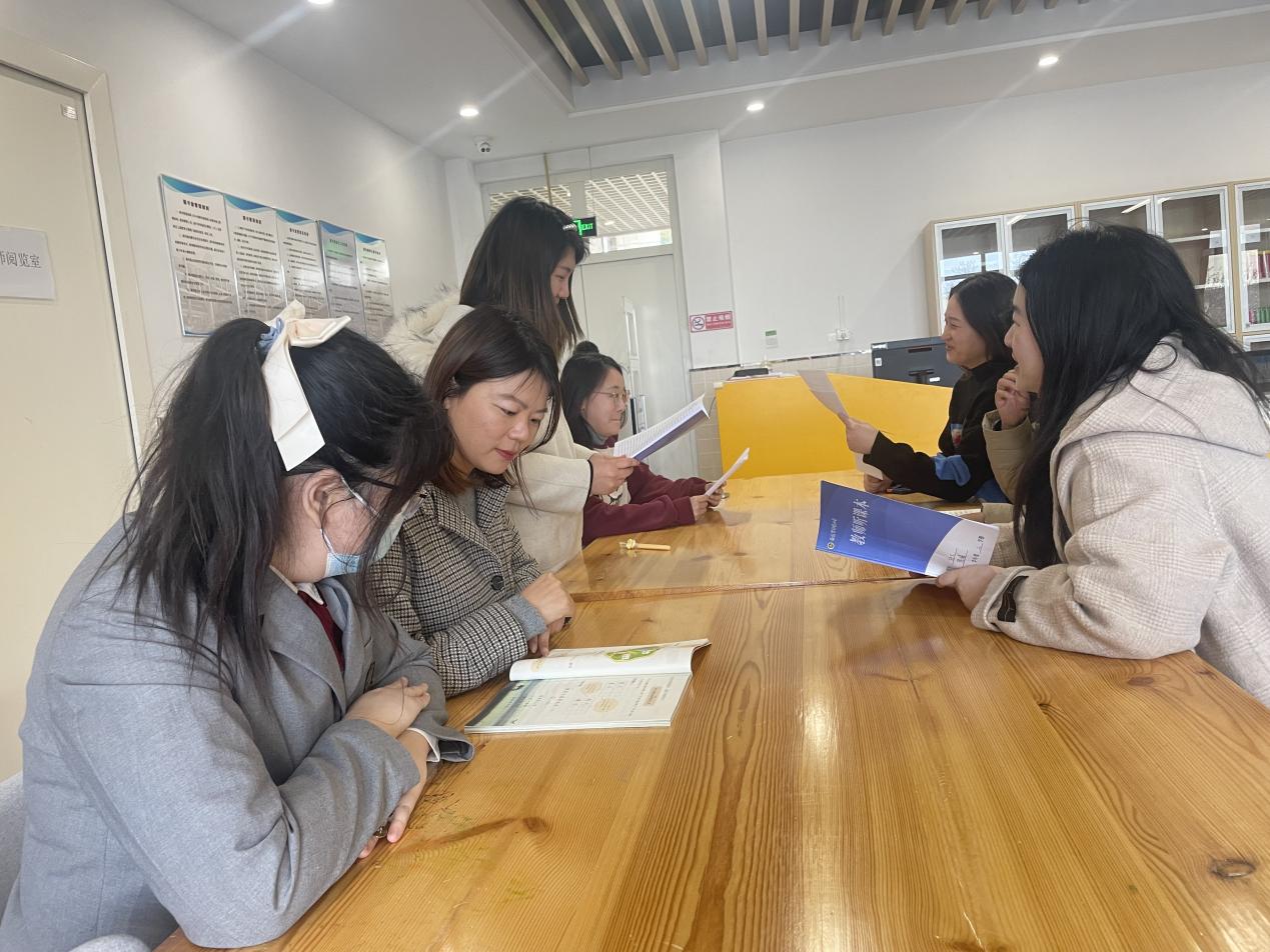 【博学广志】探索宇宙趣事  遨游多彩太空——金陵小学广志路校区语文组校本教研活动_html_280df015.jpg