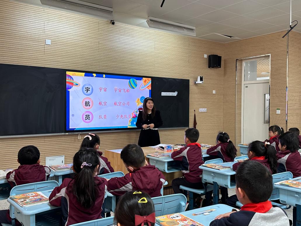 【博学广志】探索宇宙趣事  遨游多彩太空——金陵小学广志路校区语文组校本教研活动_html_m357cd1a3.jpg