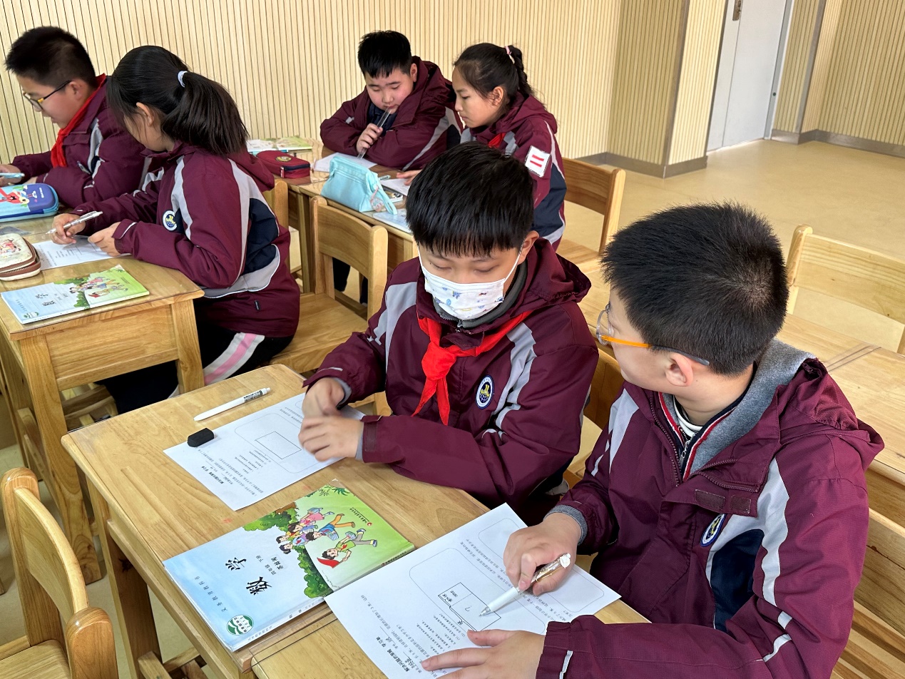 【湖畔•童化课堂】表达中思考，沟通中建构——数学校本研修之课例研讨（164）_html_2440e642.jpg