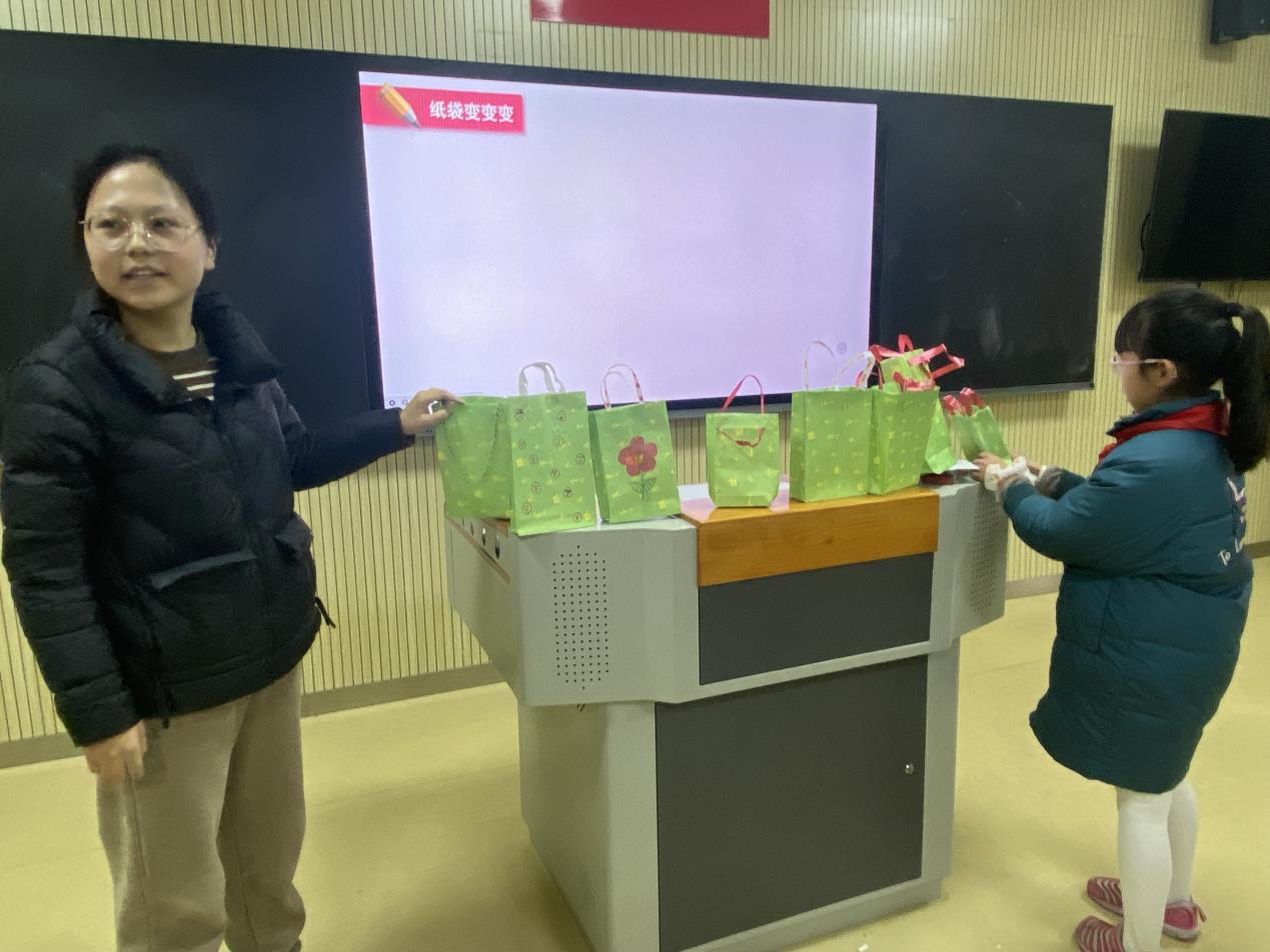 【湖畔·童化课堂】巧手课堂赋能成长 同课异构展师生风采——金陵小学（仙林湖校区）劳动主题赛课活动_html_11df1652.jpg