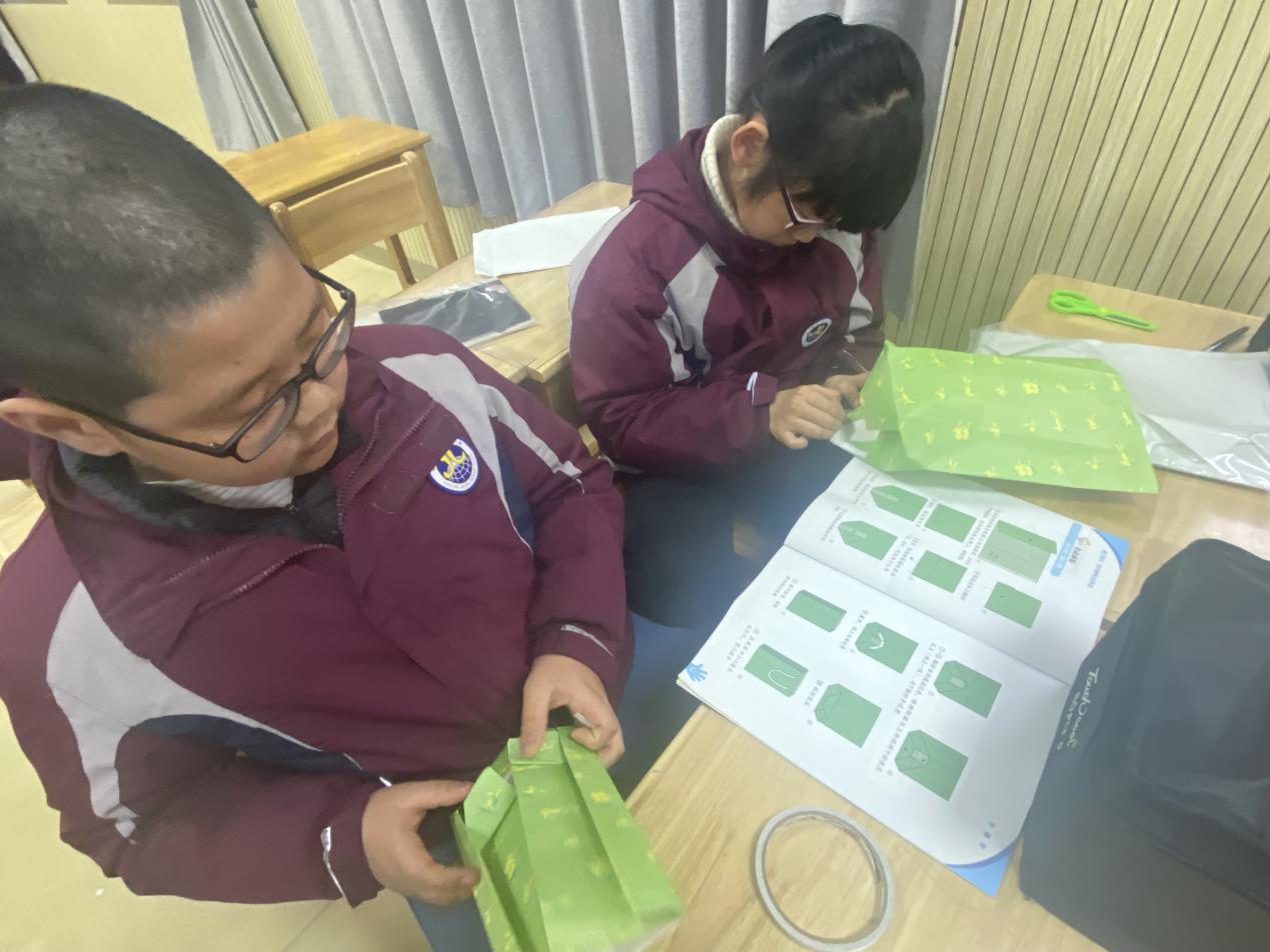 【湖畔·童化课堂】巧手课堂赋能成长 同课异构展师生风采——金陵小学（仙林湖校区）劳动主题赛课活动_html_7edc5944.jpg