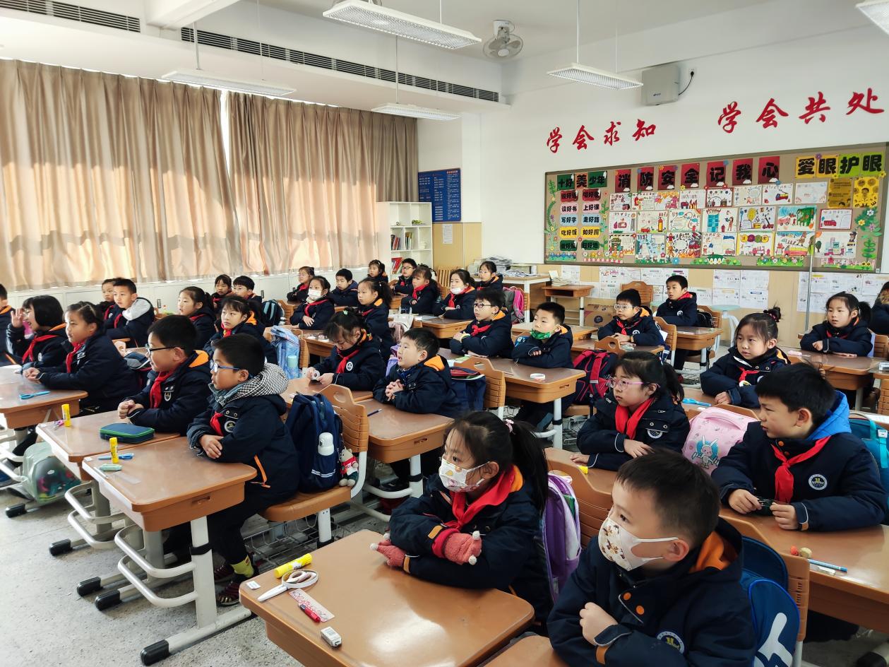 【湖畔•童化课堂】“故事学长度，动手乐表达”——数学故事汇之课例研讨（142）_html_49063da4.jpg