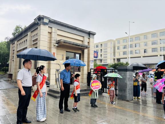 “闪闪发光的你”——金陵小学（仙林湖校区）2025-2026学年第一学期开学典礼暨新生入学仪式_html_m789f8244.jpg