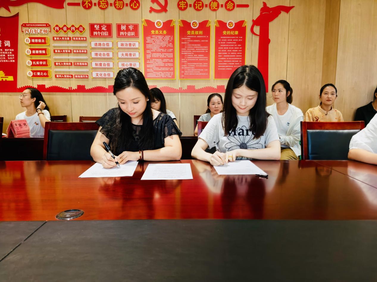 【湖畔·科研引领】青蓝传帮带 科研助提升——金陵小学（仙林湖校区）“青蓝工程・教科研导师”新学期结对仪式_html_m42927f95.jpg