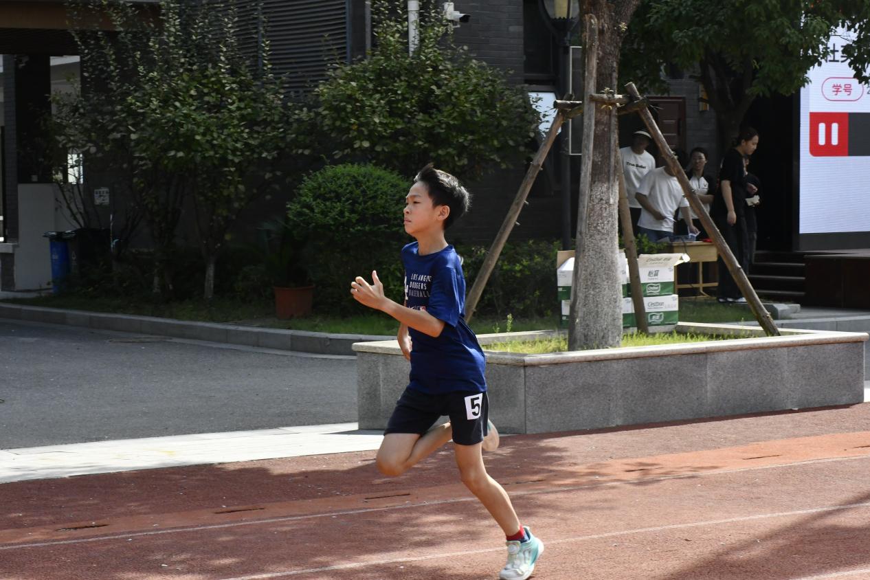 百米飞人挑战速度极限，体教融合共育世界儿童——南京市田径后备人才基地授牌仪式暨校园吉尼斯百米飞人大战活动_html_m450b9ed8.jpg