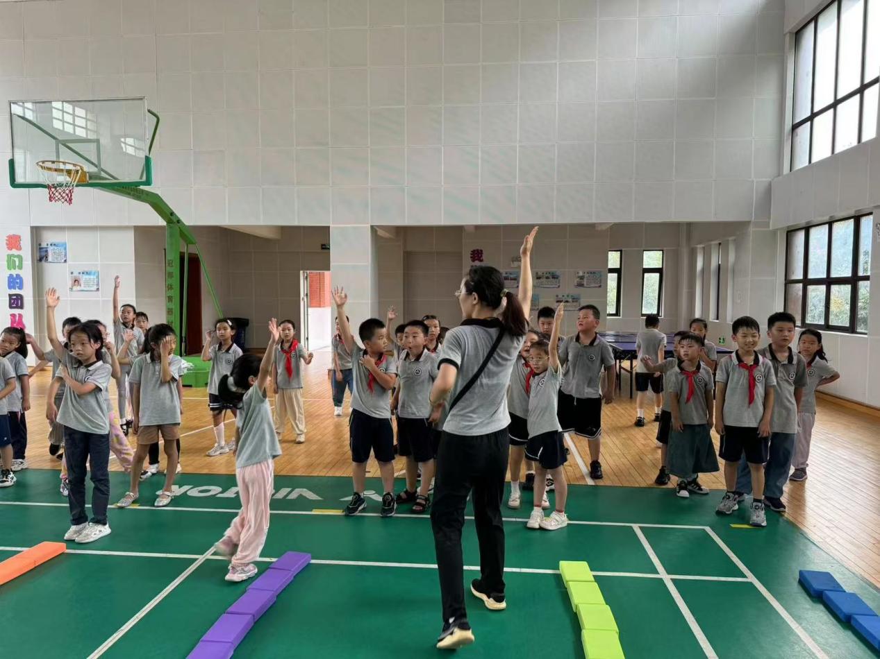 【湖畔·童化课堂】展体育课堂风采，以研促教共成长——体育校本研修之课例研讨_html_1b198f65.jpg