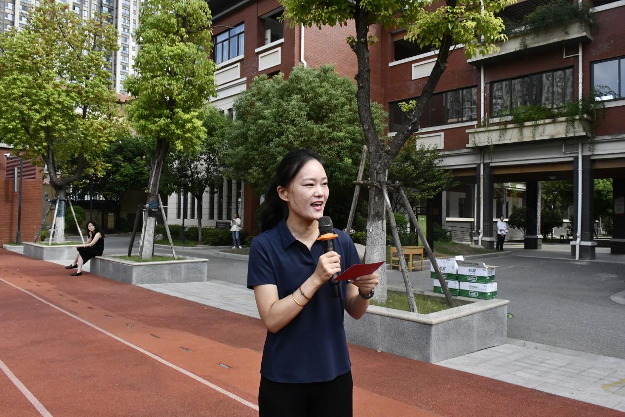 百米飞人挑战速度极限，体教融合共育世界儿童——南京市田径后备人才基地授牌仪式暨校园吉尼斯百米飞人大战活动_html_m5461de12.jpg