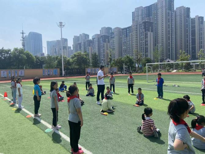 【博学广志】展风采 促成长——金陵小学广志路校区体育组新教师课堂展示课_html_m450f76a0.jpg