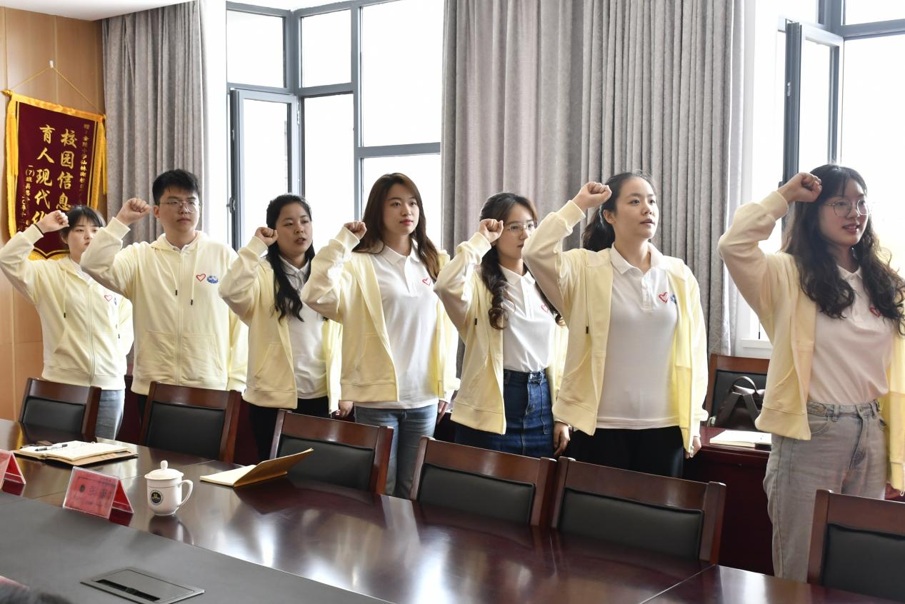 【博学广志】南南不辍助成长 合作共赢创辉煌——记南京市金陵小学广志路校区欢迎南中医实习生活动_html_m441a2bbf.jpg