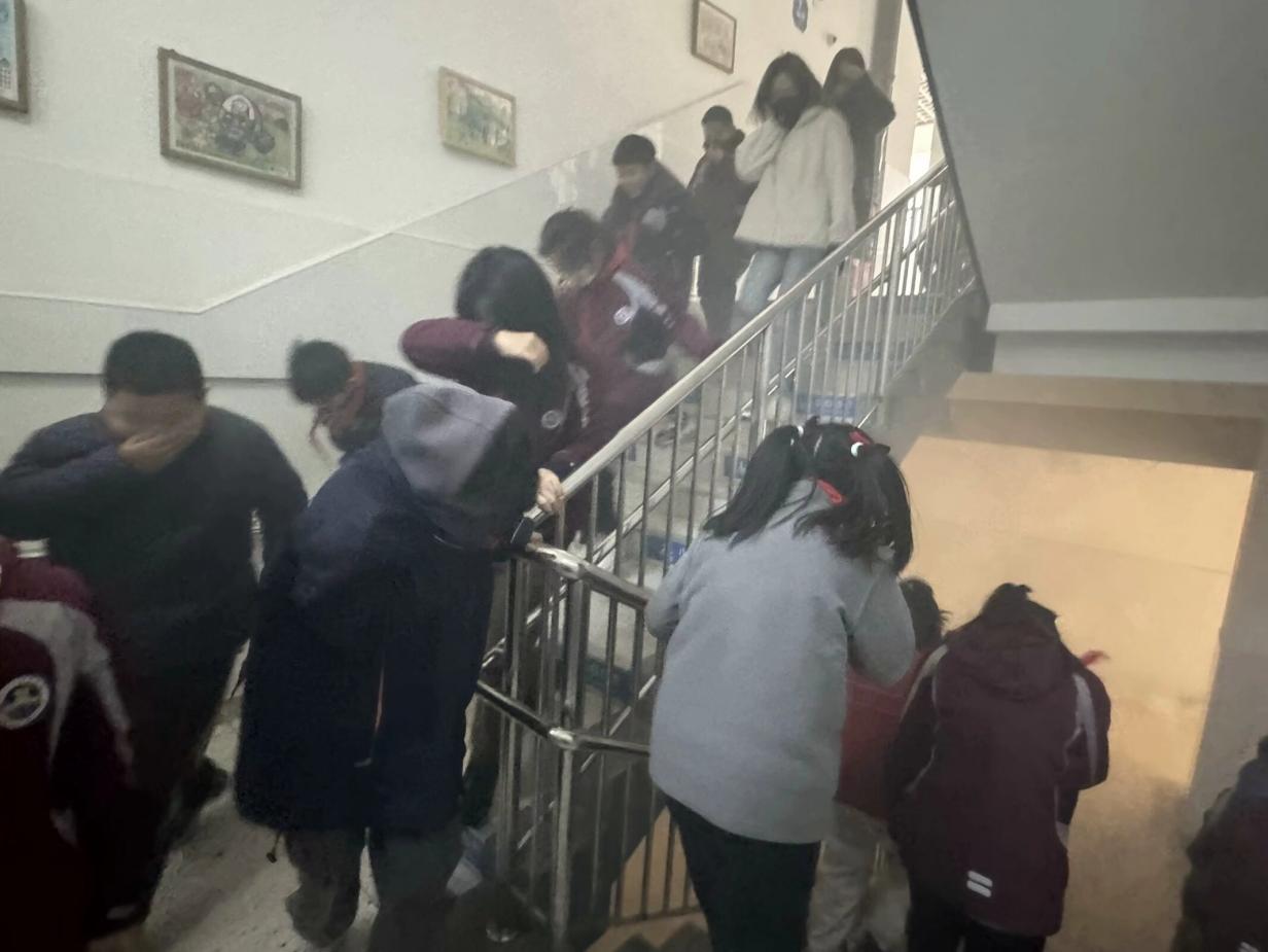 【博学广志】应急疏散演练，牢记安全防线(3)_html_mf8a3a53.jpg