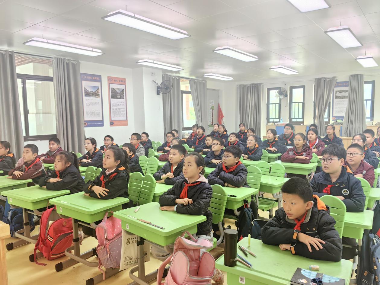 【湖畔·童化课堂】探寻人物装饰画的魅力，像大师一样创作——美术组校本主题研训活动_html_m70eb0534.jpg