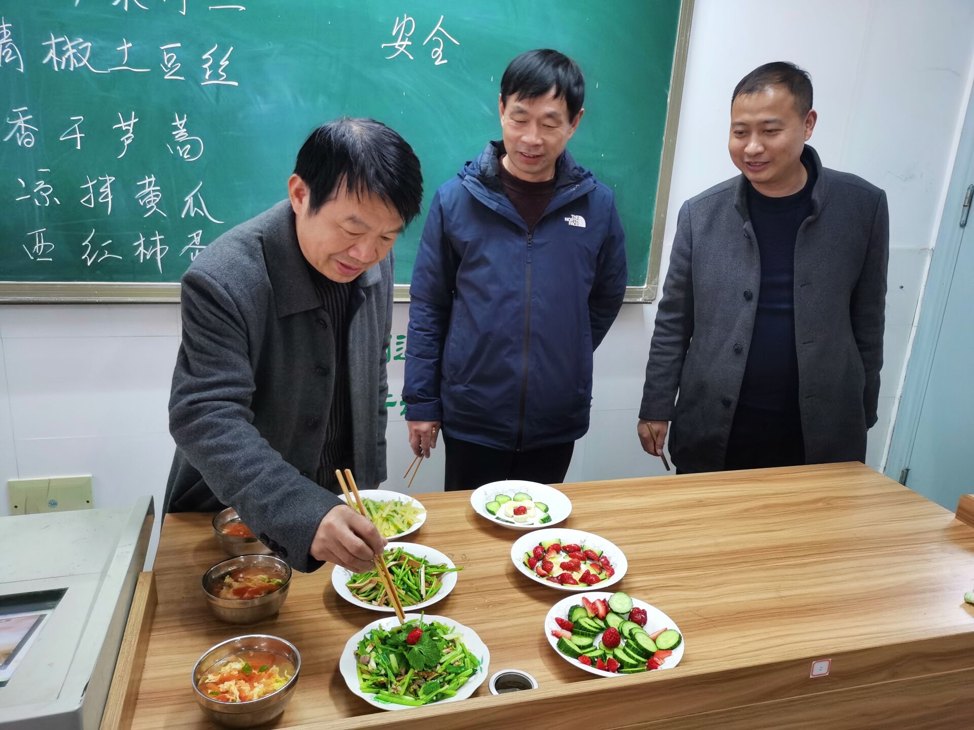 江苏省沭阳高级中学领导来我校参观交流_html_m598d13c5.jpg