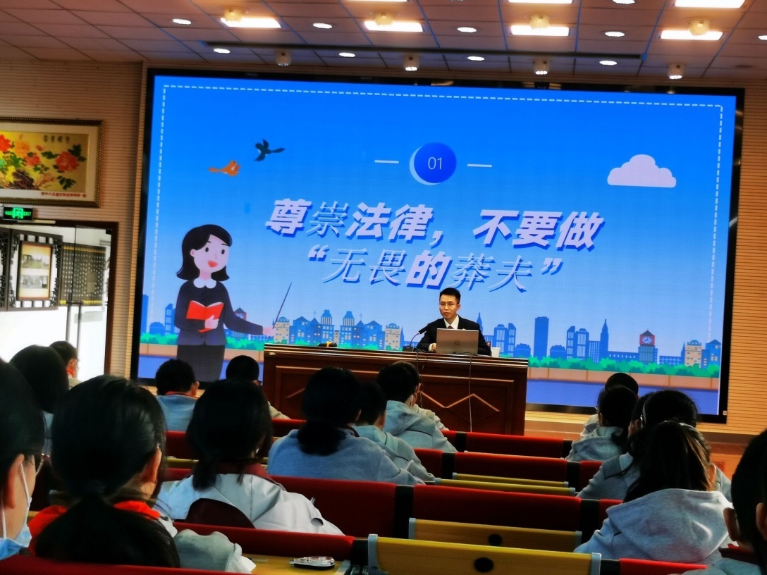 10月20日南京市营防中学七年级开展法治教育讲座_html_m203bec32.jpg