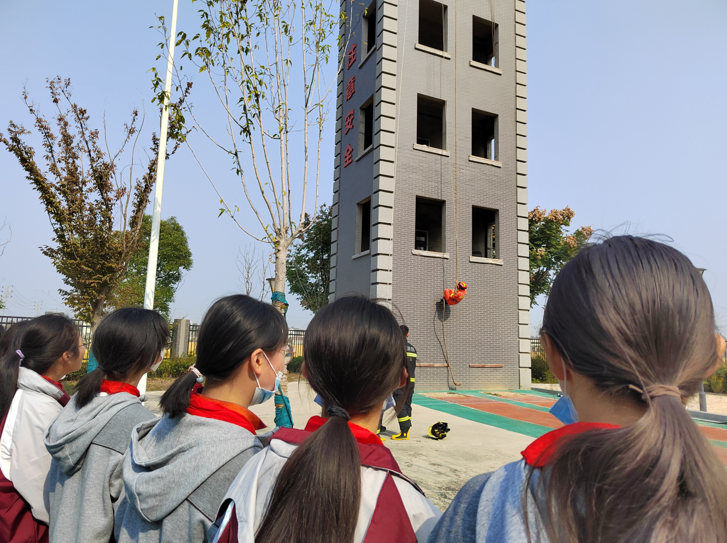 南京市营防中学联合龙潭消防队开展消防宣传活动_html_m3a53a554.png