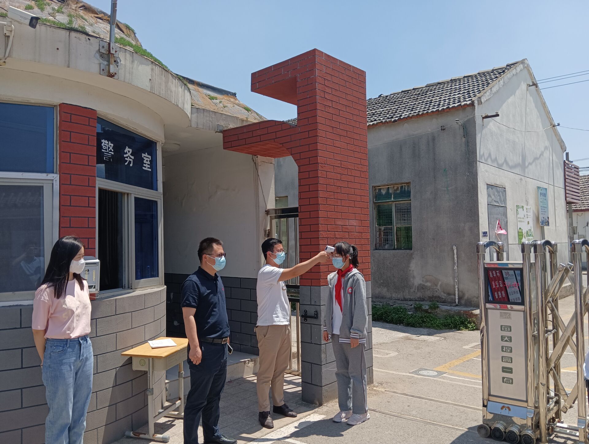 营防中学开展疫情防控应急演练活动(1)_html_5877643a.jpg