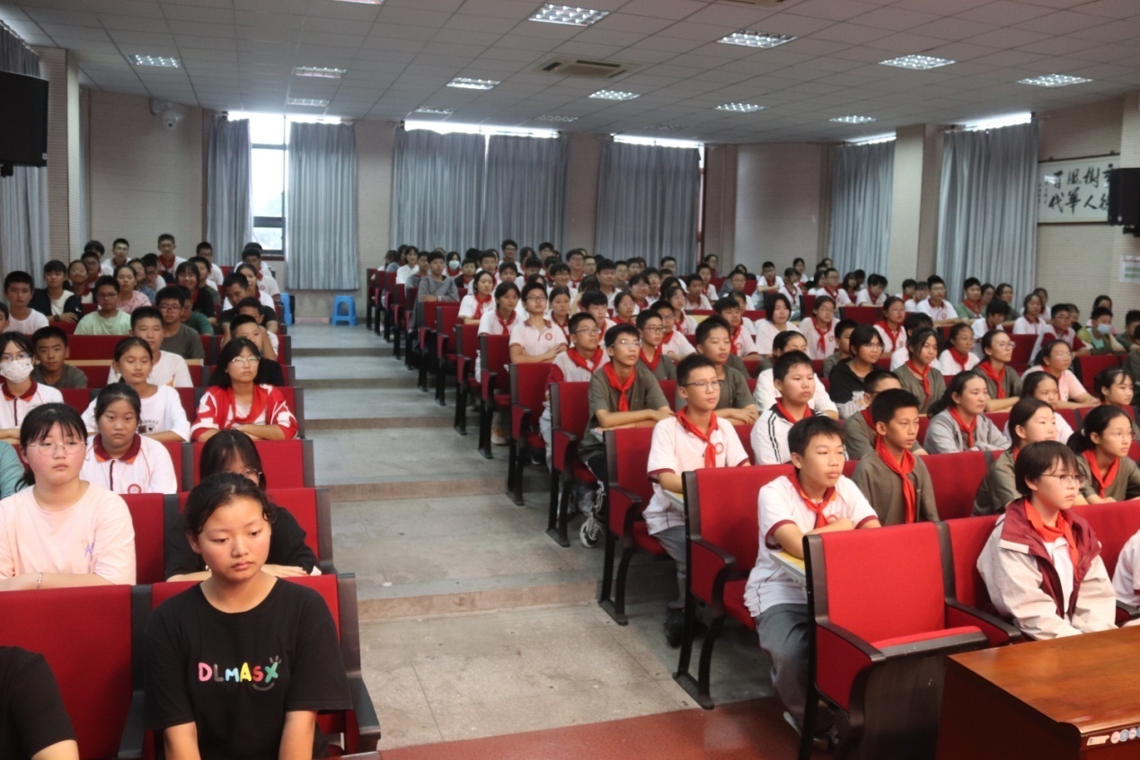 传承红色基因 汇聚强军力量_html_11ec20b7.jpg