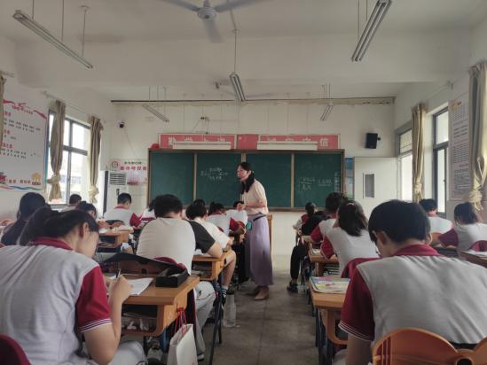 交流教师展风采，示范引领促成长  ——记营防中学成功开展优秀交流教师展示课活动