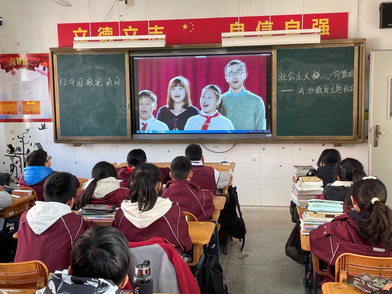 宪法伴我成长_html_13ef94fb.jpg