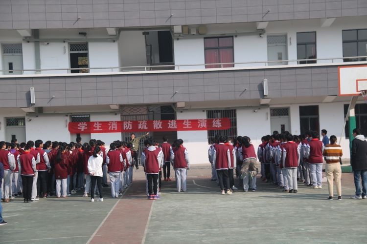【尊荣营中】模拟防火防灾 关注交通安全——营防中学开展10月份消防疏散演练暨交通安全教育