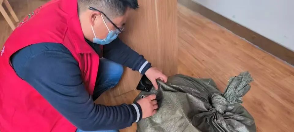西藏捐助衣物_html_18ed1de9.jpg