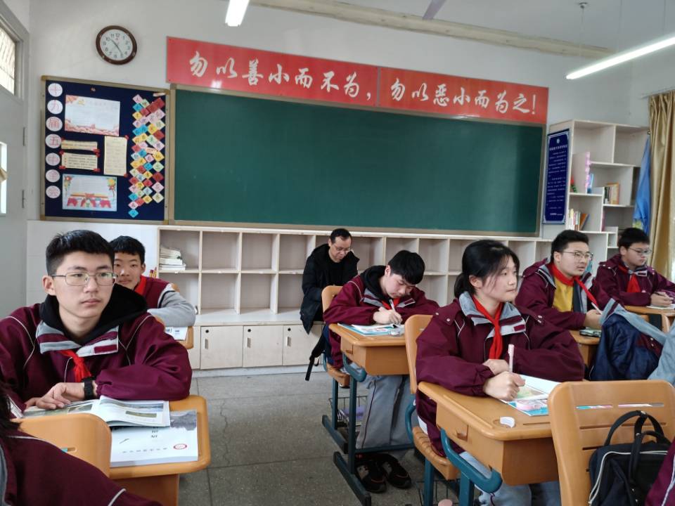 营防中学开学第一天报道_html_d905432.jpg