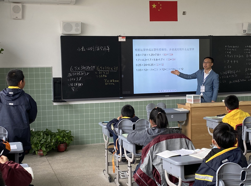 201116华侨城小学数学教研组开展校本研修活动（二）图1.jpg