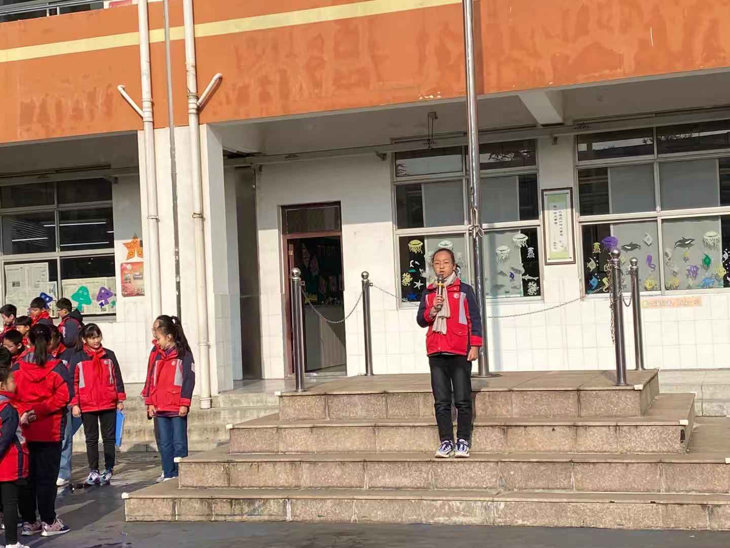【悦群燕小』法制在我心——燕子矶中心小学第十三周升旗仪式