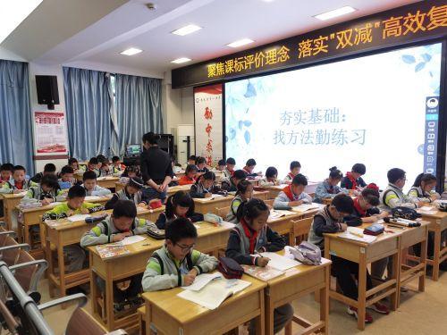 新闻稿6.5语文教研_html_m5e33aa56.jpg
