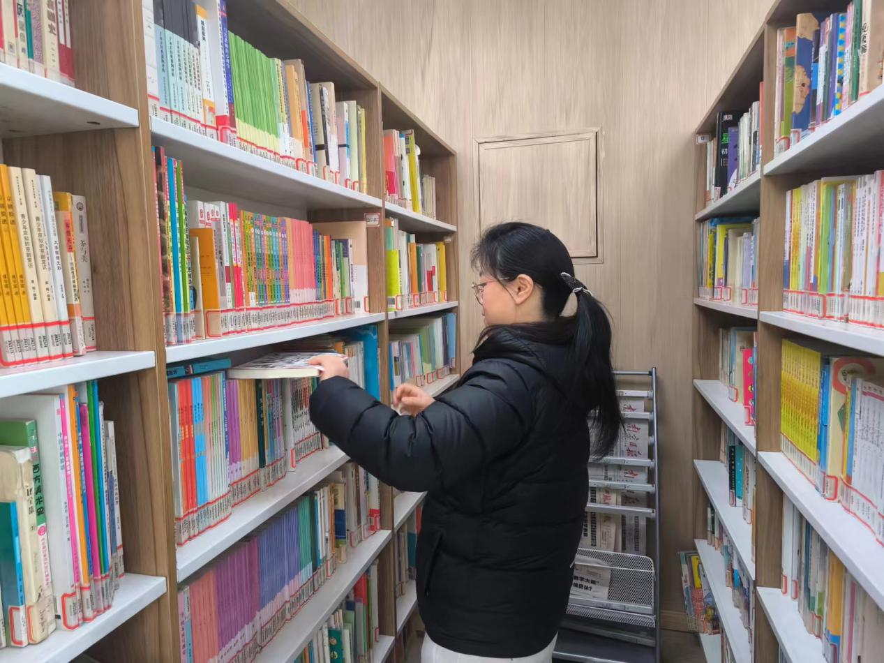 励进幕小 家校共育——图书馆家长志愿者进校园1_html_221a204d.jpg