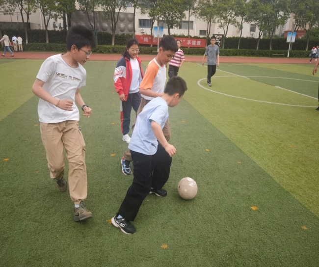 绿茵场上的足球少年新闻稿5.9_html_m62a8f707.jpg