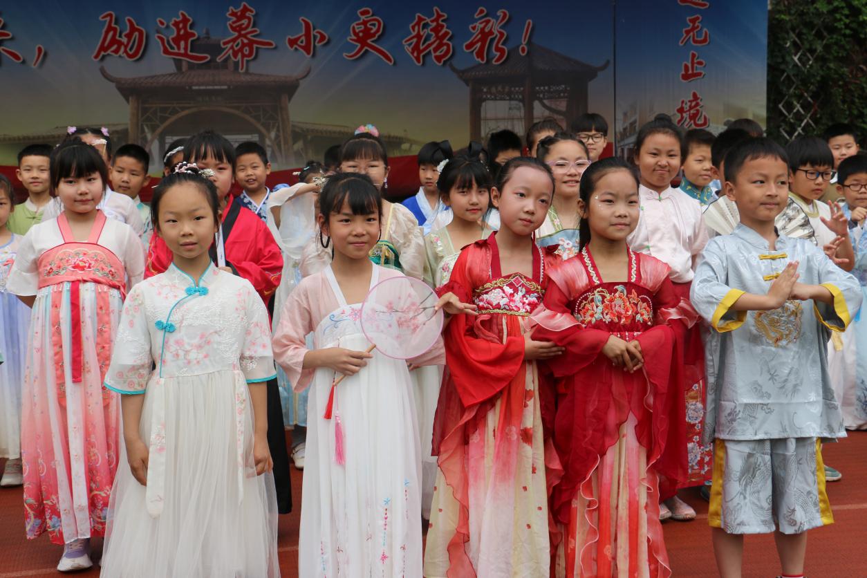 红领巾爱祖国 传承中华经典汉服节报道_html_5b35caf4.jpg