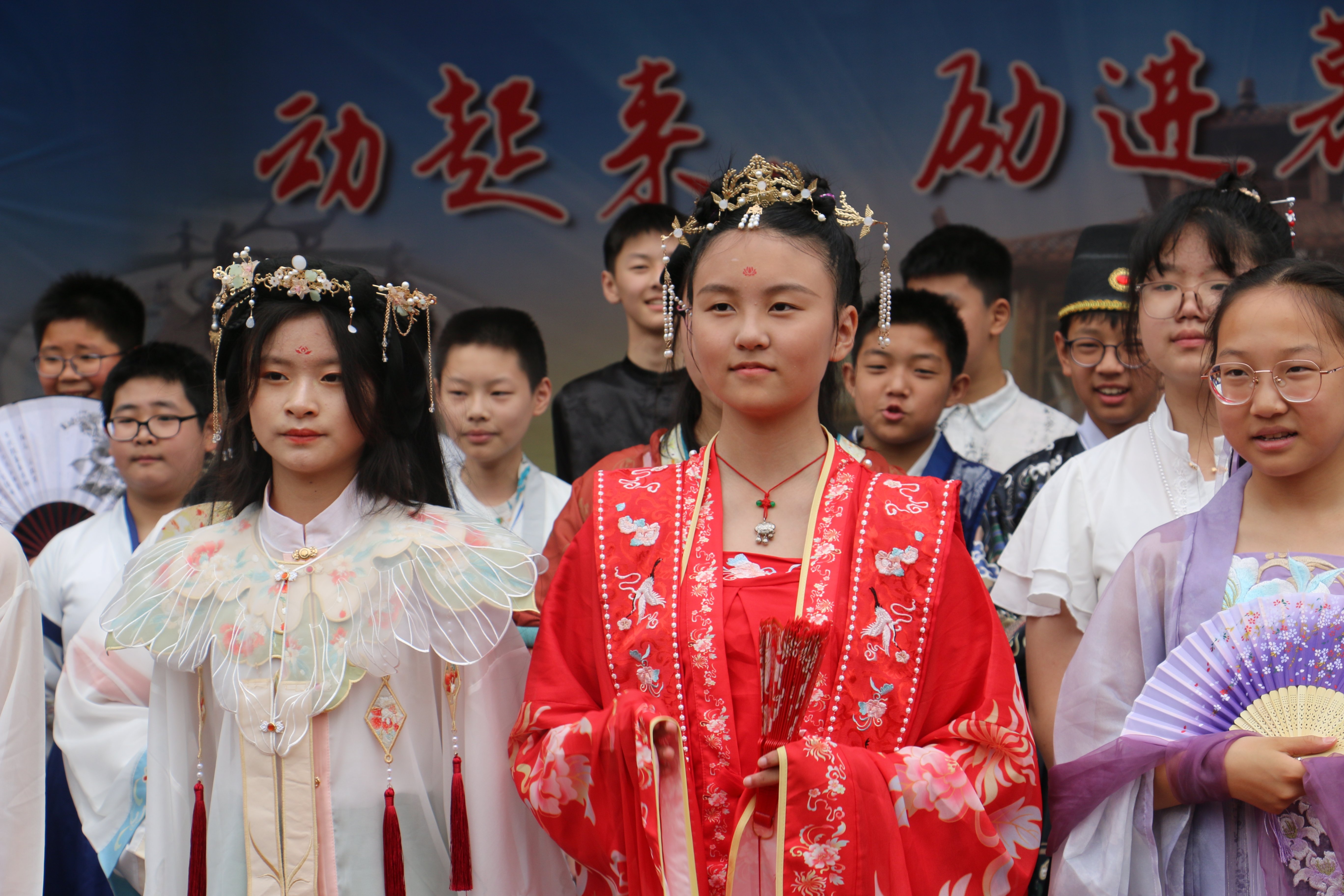 红领巾爱祖国 传承中华经典汉服节报道_html_m47d5b7b6.jpg