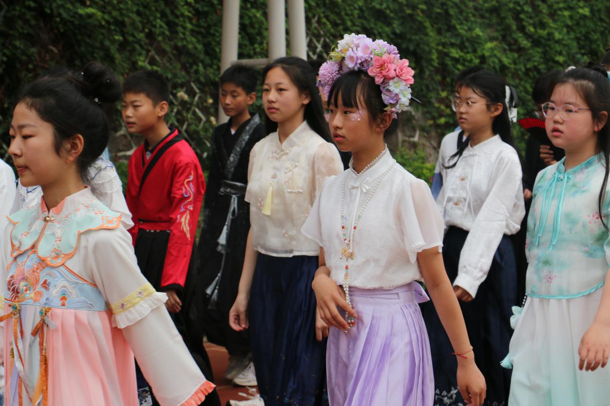 红领巾爱祖国 传承中华经典汉服节报道_html_m5c337ebc.jpg