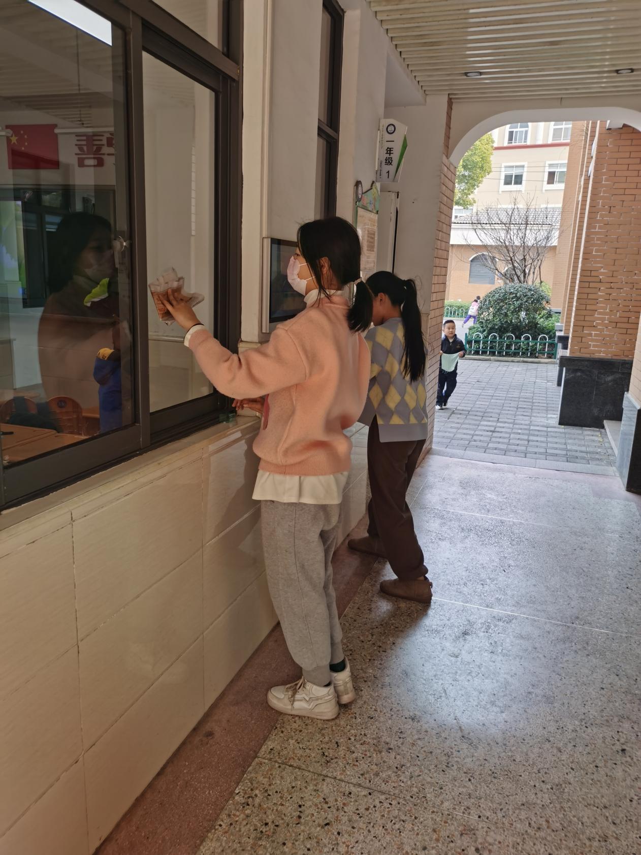全校大扫除新闻稿_html_5244d3bb.jpg