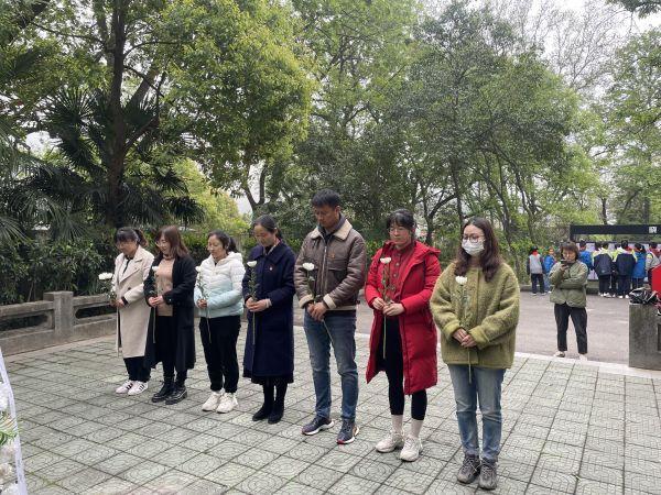 【励进幕小 青春党建】燕子矶中心小学第二党支部开展清明祭扫活动_html_mfd43518.jpg