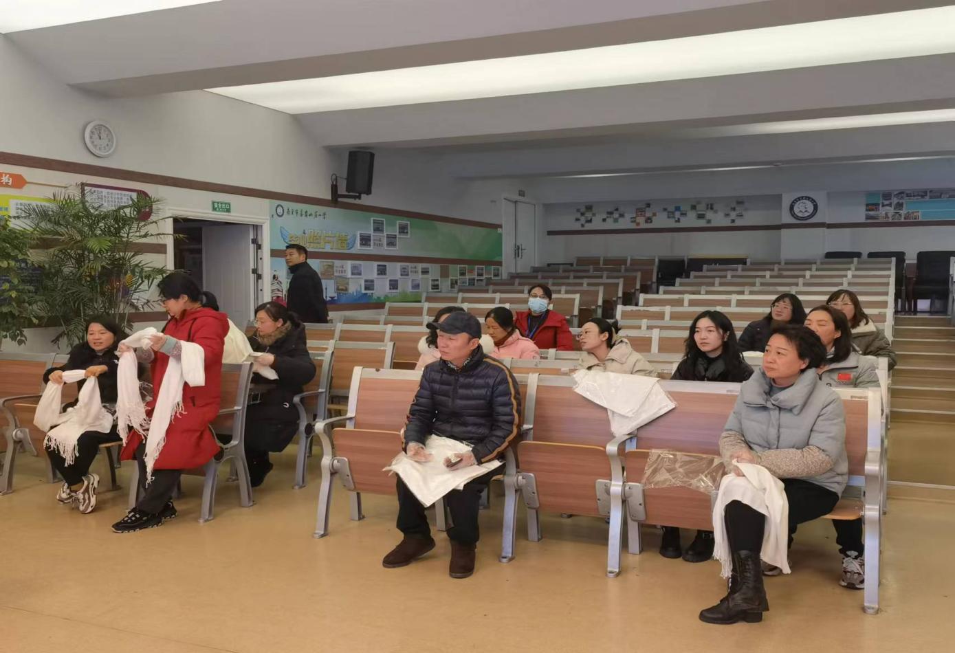 布艺非遗进校园 师生传承学扎染报道_html_6b3ec396.jpg