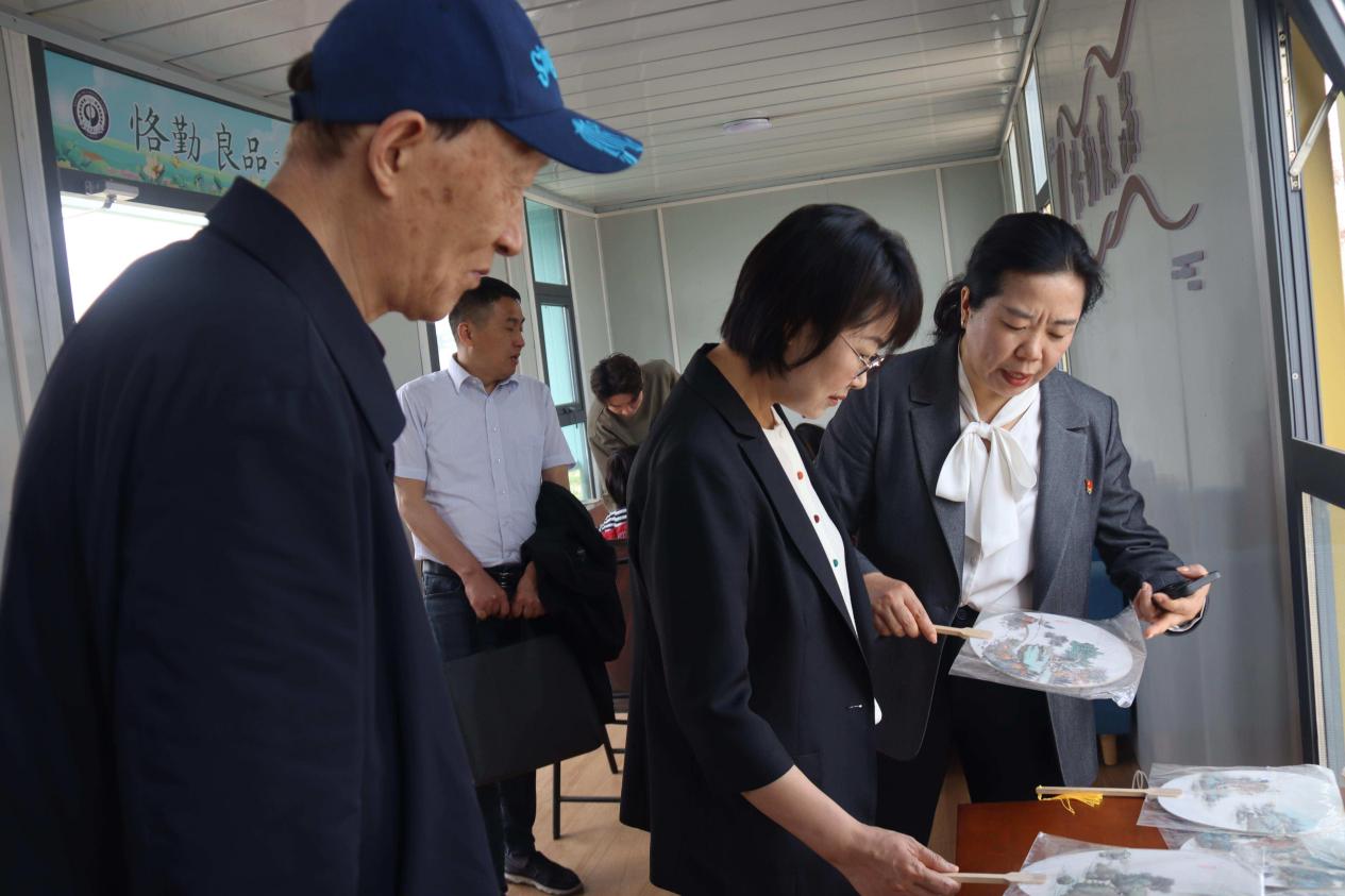 省级调研专家组莅临中桥中学 调研指导_html_1fe70be7.jpg