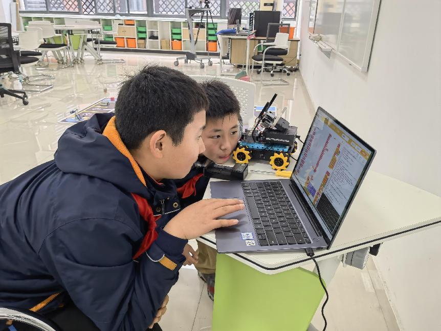 竞技激情，智慧成长——记学生参与信息素养提升实践活动项目现场赛(1)_html_m7d955df8.jpg