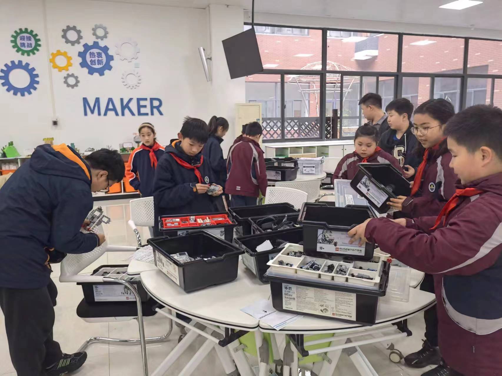 竞技激情，智慧成长——记学生参与信息素养提升实践活动项目现场赛(1)_html_m720261ba.jpg