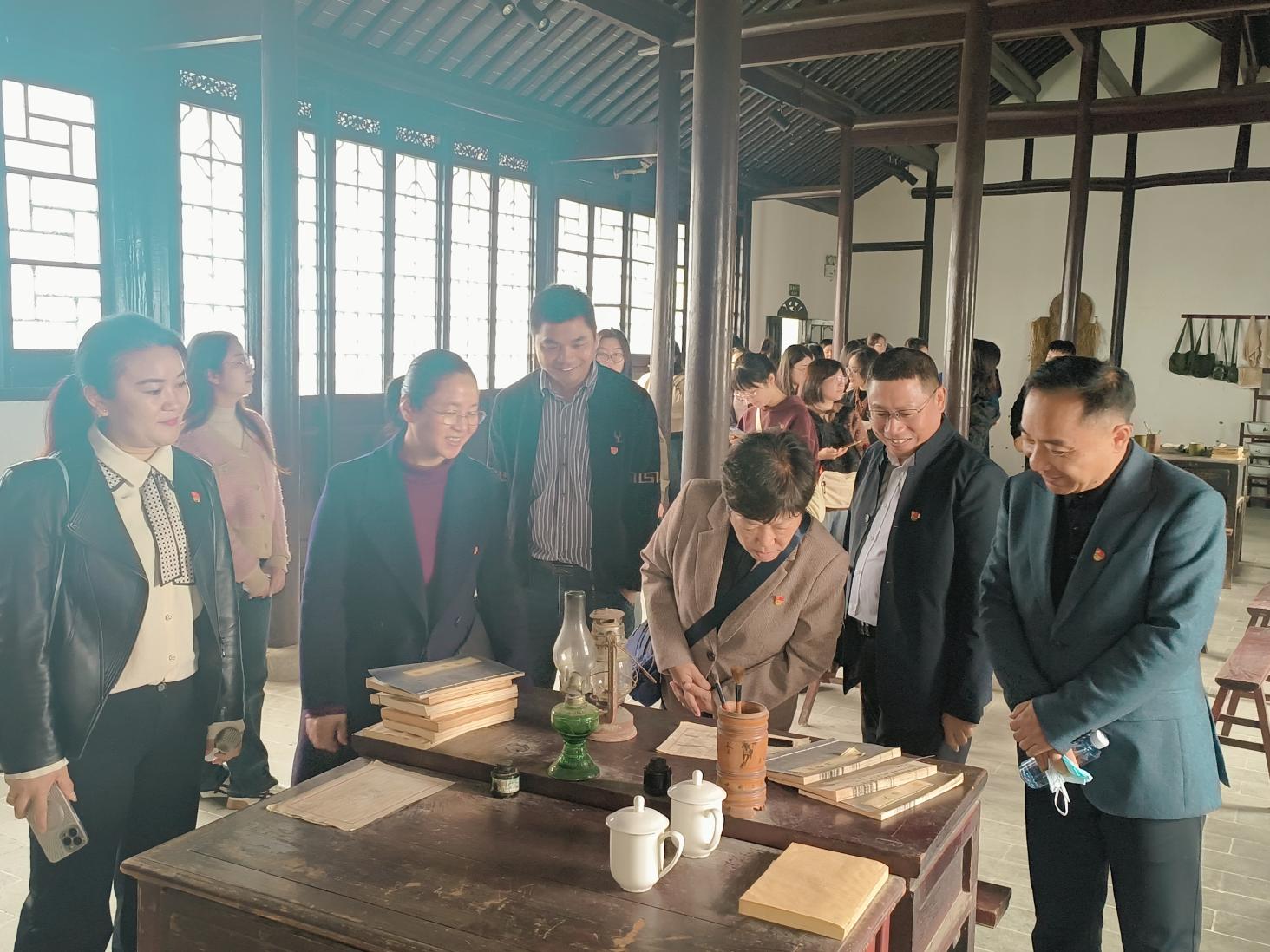 【石抱树·先锋行】追忆峥嵘岁月 赓续红色血脉——南京市金陵小学党委组织主题党日活动_html_m6a4ed9e8.jpg