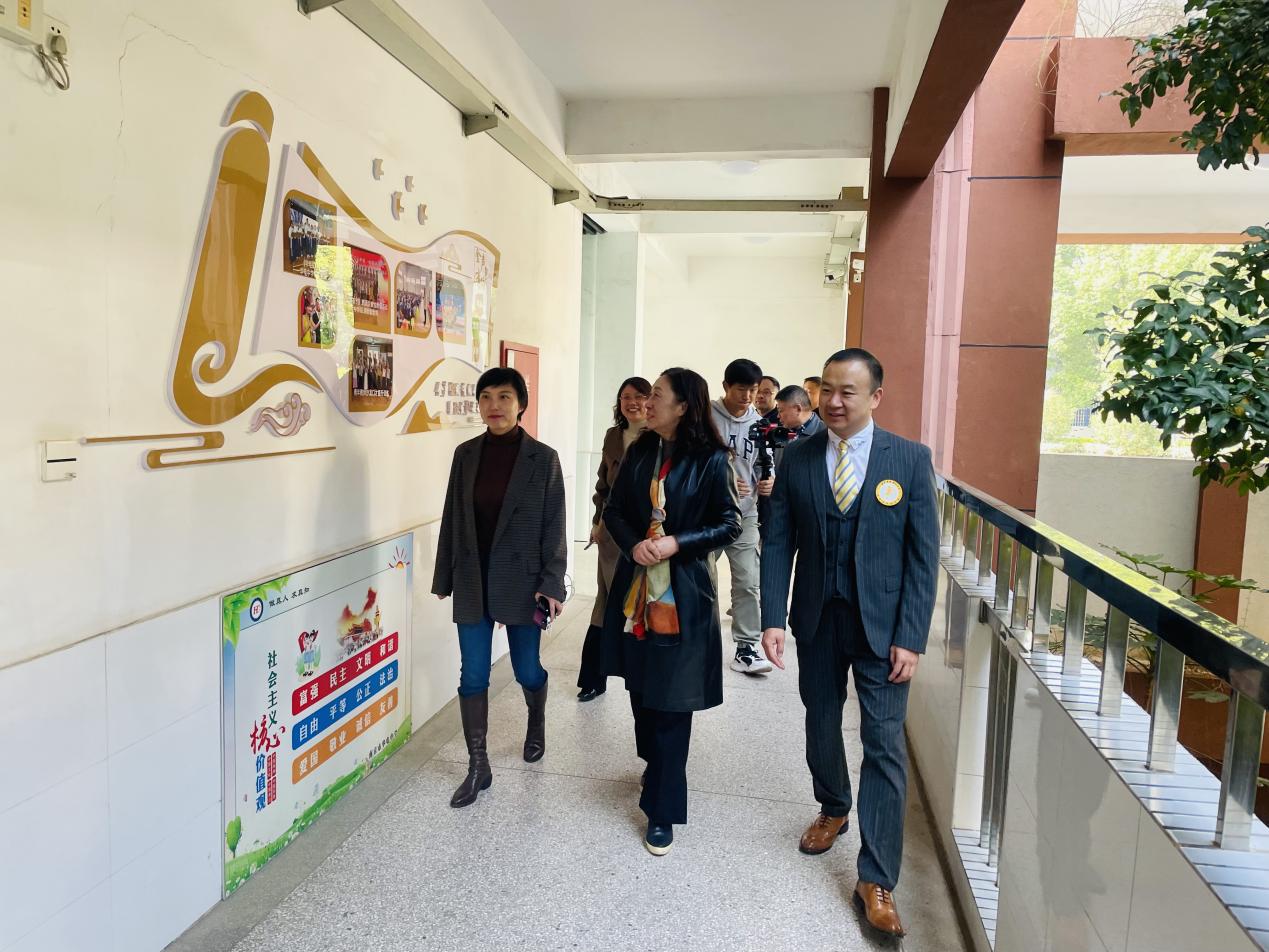 【尚真华电】发掘内涵成特色，专家评审促提升——南京市华电中学迎接区“特色教师”现场展示评审(1)_html_m79e3738.jpg