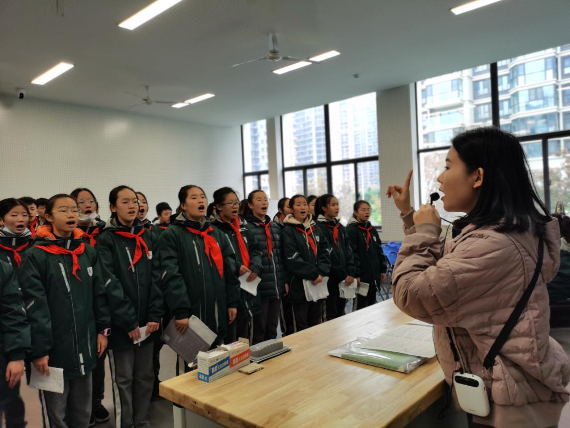 雏燕争鸣 红歌嘹亮_html_56b413d2.jpg