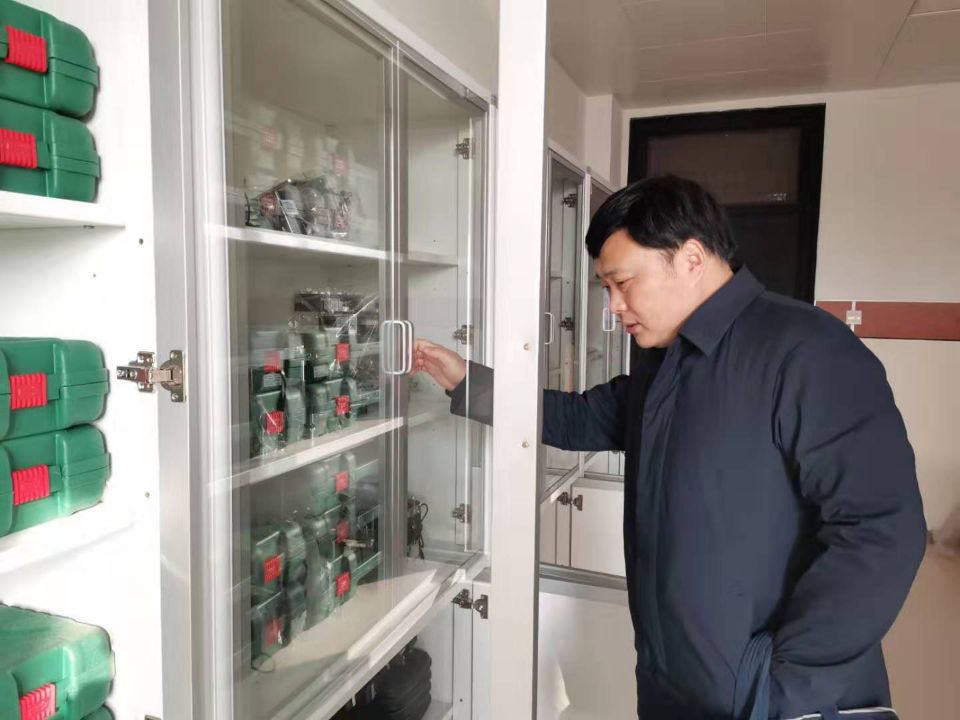 【海门南炼】区教育局技装办巴主任莅临我校指导工作
