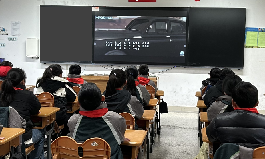 观看电影照.png