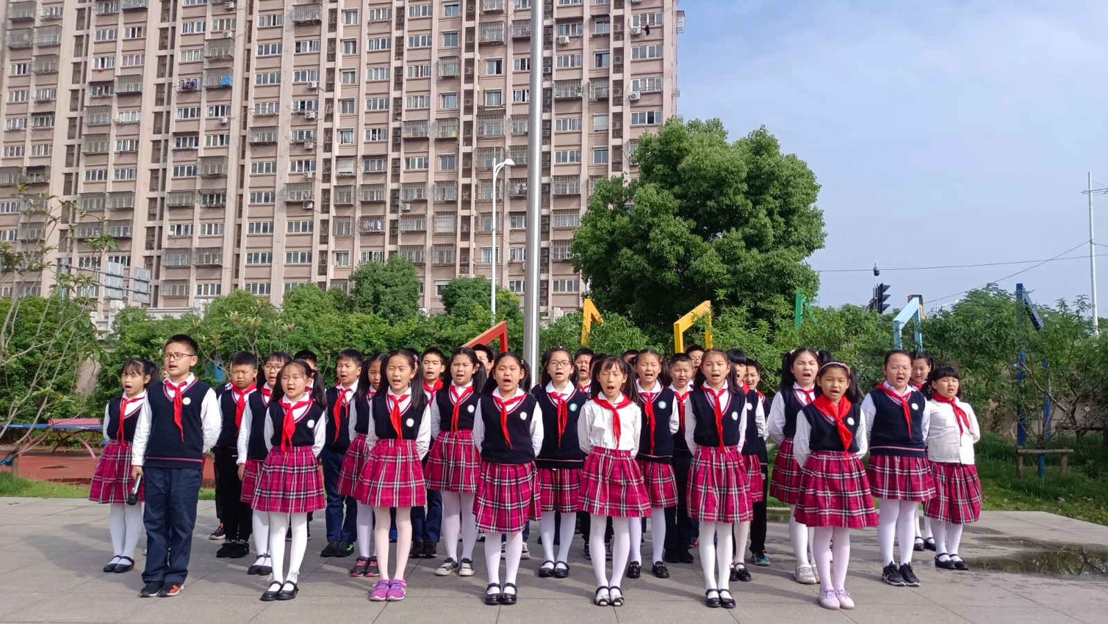 【花港一小】     平等与尊重——花港第一小学第十三周主题升旗仪式