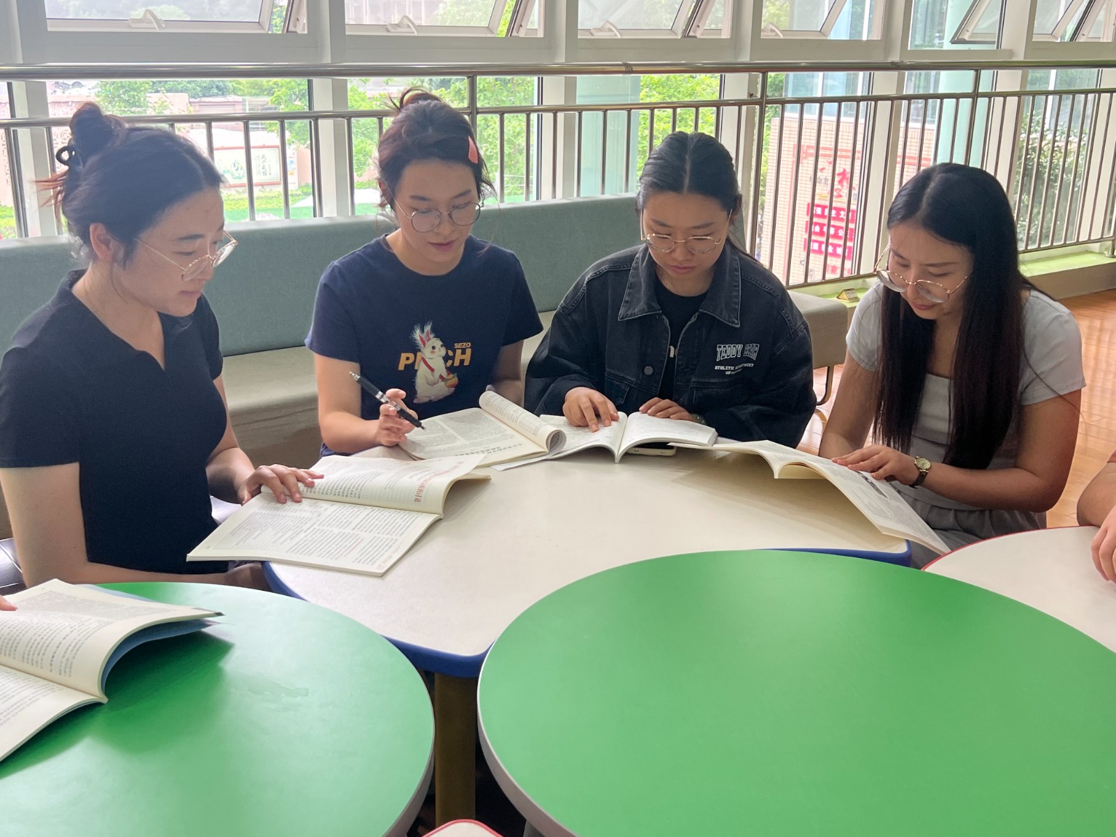 【花港一小】阳光之旅，助力成长（一百一十六） 阅读分享浸书香，且行且思共芬芳